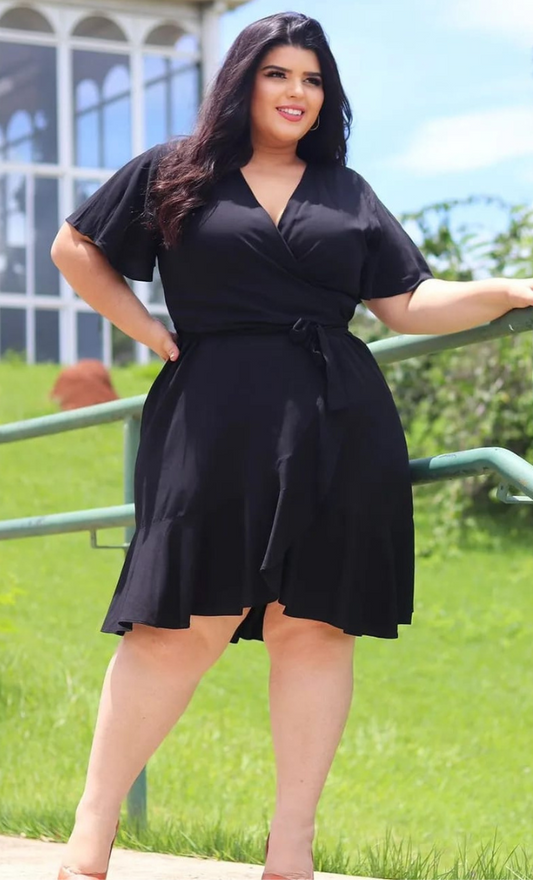 Vestido Plus Size Curto Preto com Manguinha Maria